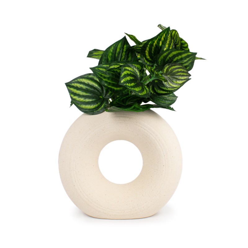 Este florero redondeado es ideal para quienes buscan una pieza decorativa de líneas suaves y estilo contemporáneo. Su forma orgá