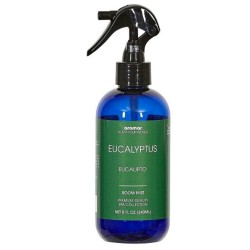 Revitaliza tu ambiente con el Room Mist de 240 ml con aroma a Eucalipto. Su fragancia fresca y herbal despeja el aire y brinda u