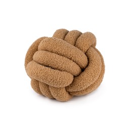 Agrega estilo y textura a tus espacios con este original cojín en forma de nudo. Su diseño escultural y suave al tacto lo convie