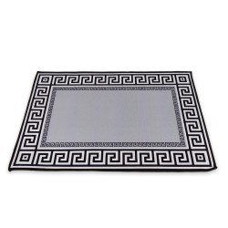 Recibe a tus invitados con estilo con el Tapete de Entrada Grecas. Su diseño de grecas clásicas aporta un toque decorativo atemp