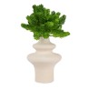 Aporta movimiento y sofisticación a tu decoración con este florero ondulado de diseño contemporáneo. Su superficie texturizada y