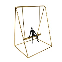 Una pieza única que transmite equilibrio y tranquilidad. El diseño minimalista de un hombre en columpio suspendido dentro de un 
