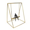 Una pieza única que transmite equilibrio y tranquilidad. El diseño minimalista de un hombre en columpio suspendido dentro de un 