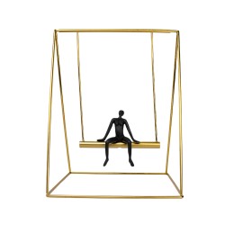 Una pieza única que transmite equilibrio y tranquilidad. El diseño minimalista de un hombre en columpio suspendido dentro de un 