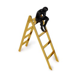 Una pieza decorativa moderna que transmite calma y reflexión. Este accesorio muestra la figura de un hombre sentado en una escal