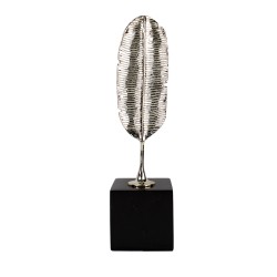 Dale un toque elegante y simbólico a tu espacio con esta figura decorativa en forma de pluma. Su diseño estilizado aporta ligere