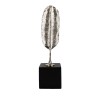 Dale un toque elegante y simbólico a tu espacio con esta figura decorativa en forma de pluma. Su diseño estilizado aporta ligere