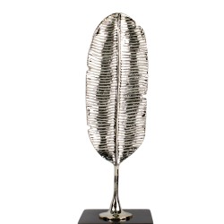 Dale un toque elegante y simbólico a tu espacio con esta figura decorativa en forma de pluma. Su diseño estilizado aporta ligere