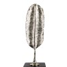 Dale un toque elegante y simbólico a tu espacio con esta figura decorativa en forma de pluma. Su diseño estilizado aporta ligere