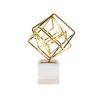 Aporta un toque geométrico y moderno a tus espacios con este accesorio en forma de cubo. Su diseño abierto y estructural lo conv