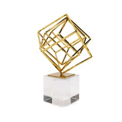 Aporta un toque geométrico y moderno a tus espacios con este accesorio en forma de cubo. Su diseño abierto y estructural lo conv
