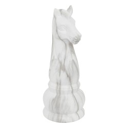 Añade un toque de sofisticación y estrategia a tu decoración con esta elegante pieza de ajedrez Olen. Ideal para estanterías, es