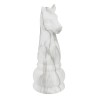 Añade un toque de sofisticación y estrategia a tu decoración con esta elegante pieza de ajedrez Olen. Ideal para estanterías, es