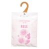 Llena tus espacios con la delicada y romántica fragancia de las rosas. Este sachet de 25g está diseñado para perfumar clósets, c