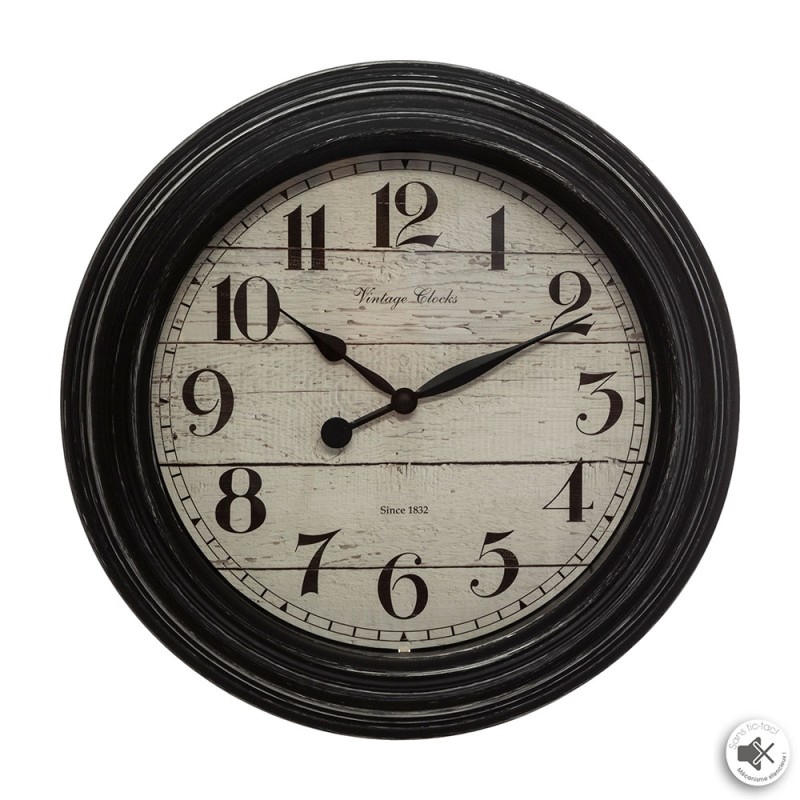 Este reloj de moldura tiene un marco moldeado que imita el metal envejecido. Con manecillas de aluminio y un mecanismo silencios