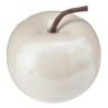 Esta bonita fruta ornamental aportará carácter a tu decoración. Esta manzana artificial está hecha de cerámica con un tallo de a