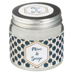 Llena tus espacios de armonía con esta elegante vela aromática de 65g. Su delicado aroma a mora y salvia combina notas dulces y 