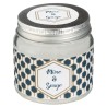 Llena tus espacios de armonía con esta elegante vela aromática de 65g. Su delicado aroma a mora y salvia combina notas dulces y 