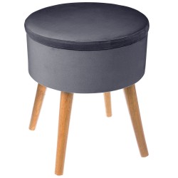 Con sus patas inclinadas de pino y su cómodo asiento redondo con tacto de terciopelo, el taburete "Tess" ya es una pieza de elec