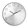 Este reloj tiene un diámetro medio de 30 cm y presenta una superficie minimalista de metal cepillado. Esmaltado y con agujas de 