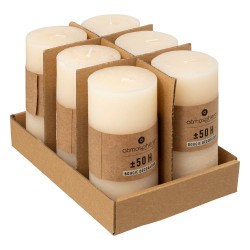 Esta vela rústica cilíndrica con elegantes curvas, es ideal para ambientes cálidos y sofisticados. Fabricada en cera, ofrece una