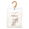 El sachet para closet vainilla es ideal para perfumar suavemente tus espacios. Con su fragancia cálida y envolvente, mantiene tu