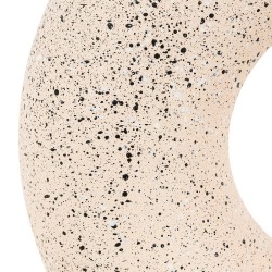 Jarrón de cerámica con acabado moteado en tonos suaves, diseño elegante y textura sutil. Su forma estilizada lo hace ideal para 