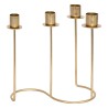 Añade un toque de elegancia moderna a tu decoración con este sofisticado candelabro metálico en tono dorado. Su diseño minimalis