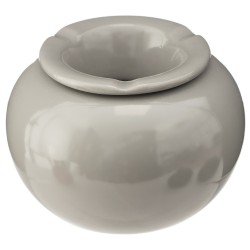 Cenicero de cerámica con diseño elegante y funcional. Su forma redonda, inspirada en los ceniceros mediterráneos, combina estilo