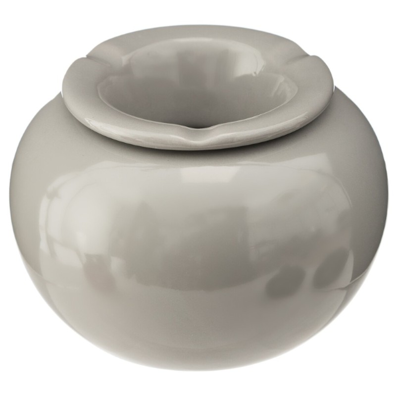 Cenicero de cerámica con diseño elegante y funcional. Su forma redonda, inspirada en los ceniceros mediterráneos, combina estilo