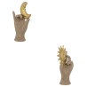 Estas figuras en forma de manos estilizadas que sostienen figuras doradas del sol y la luna. Cada pieza evoca equilibrio, espiri