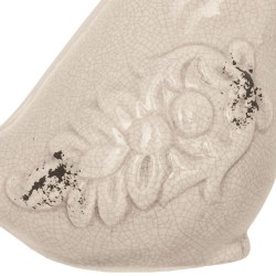 Esta figura decorativa de cerámica en forma de pajarito destaca por su textura craquelada y detalles florales en relieve. Su aca