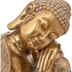 Fabricada en resina, esta estatuilla "Buda" tiene un rostro dulce y un acabado en tonos preciosos, realzado por detalles hechos 
