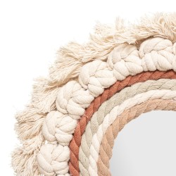 Su diseño artesanal y textura lo convierte en una pieza ideal para consolas o cómodos. Evoca un estilo boho con toques naturales