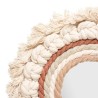 Su diseño artesanal y textura lo convierte en una pieza ideal para consolas o cómodos. Evoca un estilo boho con toques naturales