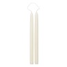 Añade un toque elegante con estas velas artesanales de gran altura. Su diseño en tono neutro y su forma clásica las hacen ideale