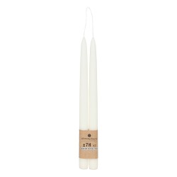 Añade un toque elegante con estas velas artesanales de gran altura. Su diseño en tono neutro y su forma clásica las hacen ideale