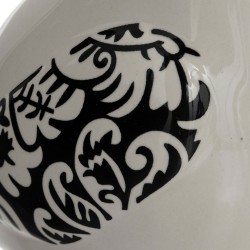 Este lote de 2 pájaros está compuesto por dos estatuillas de cerámica esmaltada, cada una con motivos florales en las alas. Con 