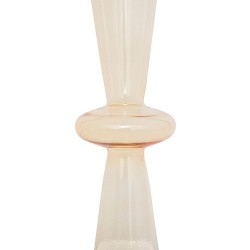 Este candelabro de gran formato combina elegancia y calidez con su diseño trabajado y su sutil tono de color. Perfecto para crea