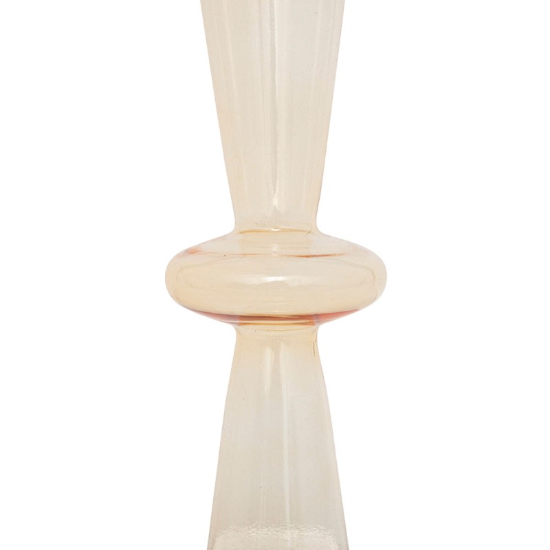 Este candelabro de gran formato combina elegancia y calidez con su diseño trabajado y su sutil tono de color. Perfecto para crea