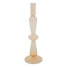 Este candelabro de gran formato combina elegancia y calidez con su diseño trabajado y su sutil tono de color. Perfecto para crea