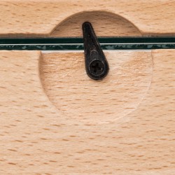 El marco de fotos "Eris" está fabricado en madera de haya y le permite exhibir una foto de tamaño estándar. Gracias a su amplia 