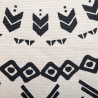 Encerrada por un fino borde de flecos, esta alfombra de algodón presenta motivos geométricos organizados en círculos concéntrico