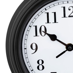 Este reloj de moldeo tiene un diámetro razonable de 22 cm y encajará incluso en los espacios más pequeños. Con su marco moldeado