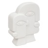La figura decorativa soleya de gran formato con rostros estilizados. Su diseño artístico y contemporáneo aporta un toque moderno