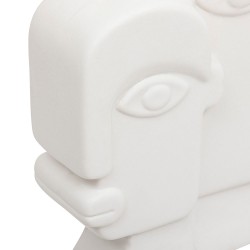 La figura decorativa soleya de gran formato con rostros estilizados. Su diseño artístico y contemporáneo aporta un toque moderno