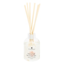 Con un frasco de cristal decorado con motivos florales y seis varillas de ratán, este difusor libera un delicado aroma a peonía 