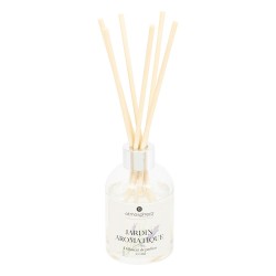 Con un delicado frasco de cristal decorado con motivos florales y 6 varillas de ratán, este difusor libera cálidas notas de lava