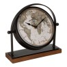 El reloj "Flavia" presenta una mezcla de materiales y se inspira en los globos terráqueos antiguos. Hecho de una mezcla de mader