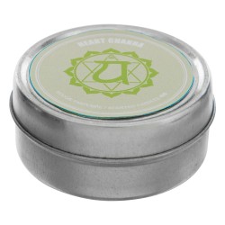 Bien presentada, esta caja contiene siete velas redondas en un bote de hierro. Corresponden a los siete chakras. En un gesto rit